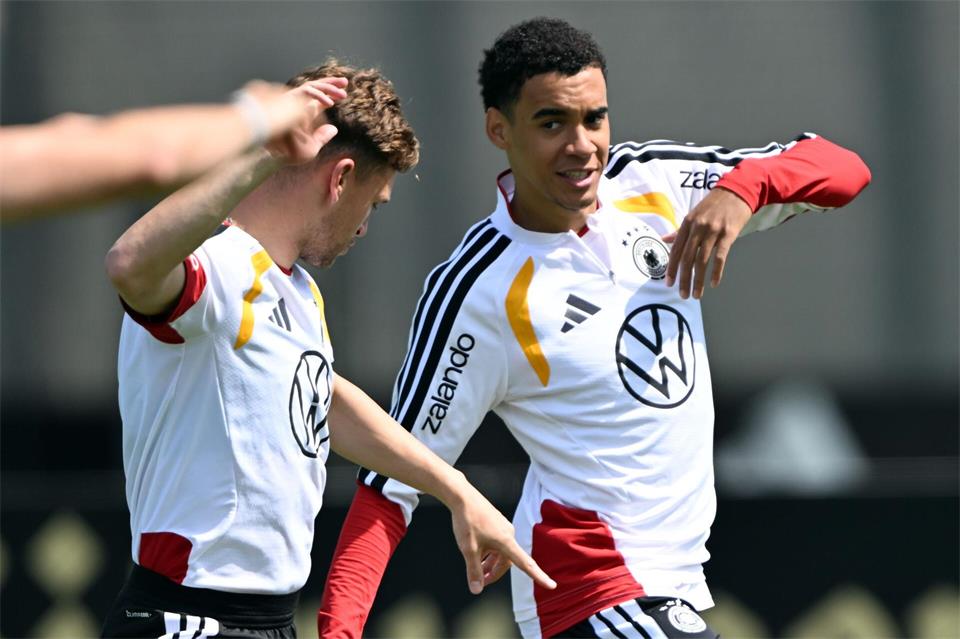 Kollegen bei Bayern und im Nationalteam: Joshua Kimmich (l) und Jamal Musiala. (Archivbild)Federico Gambarini/dpa