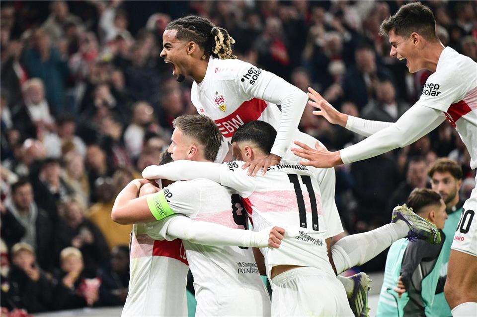 Kollektiver Jubel: Der VfB freut sich über das 1:0 gegen Vigo.Bernd Weißbrod/dpa