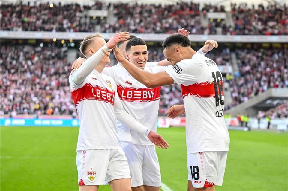 Kollektiver Jubel in Rot und Weiß: Chris Führich, Bilal El Khannouss und Jamie LewelingHarry Langer/dpa