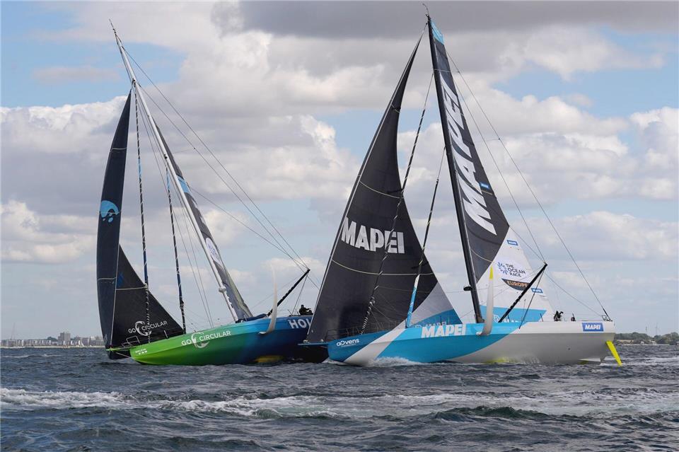 Kollision nach dem Start zum Ocean Race EuropaMarcus Brandt/dpa