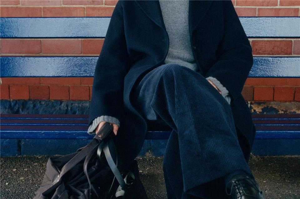 Kombiniert mit Kuschel-Strick und Mantel wird die Cordhose von Arket im Winter zum echten Hingucker (Wollmantel ca. 349 Euro, Kaschmirpullover ca. 249 Euro, Cordhose ca. 89 Euro).Arket/dpa-tmn