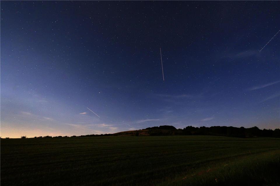 Neu entdeckter Komet wird am Abendhimmel erwartet Komet fliegt Richtung Erde durch das All. (Archivbild)Karl-Josef Hildenbrand/dpa