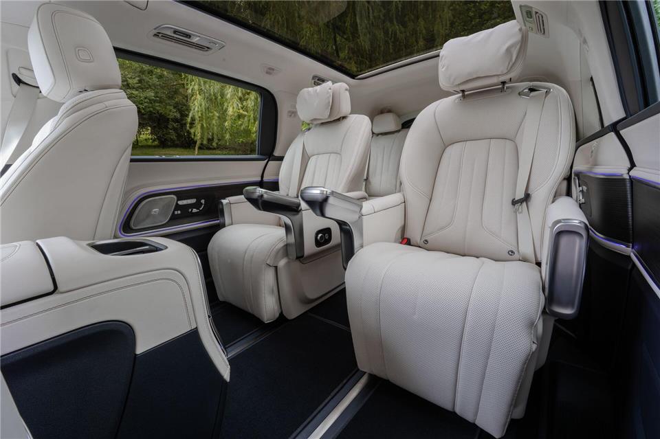 Komfort wie in der First Class: Individuelles Sitzangebot im Fond des VLE.Henri Bubeck/Mercedes-Benz AG/dpa-tmn