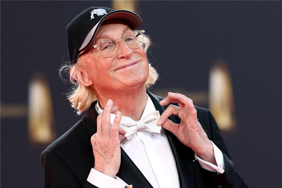 Komiker Otto Waalkes kommt zur Verleihung des Deutschen Fernsehpreises.Rolf Vennenbernd/dpa