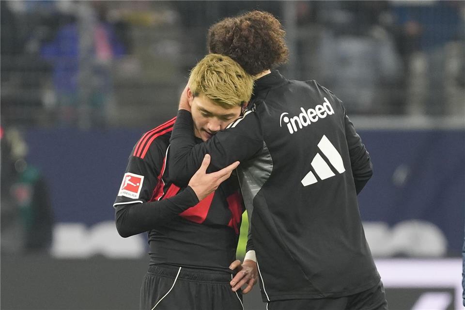 Komm‘ in meine Arme: Arthur Theate (r) tröstet Mitspieler Ritsu Doan nach dem 1:3.Marc Schüler/dpa