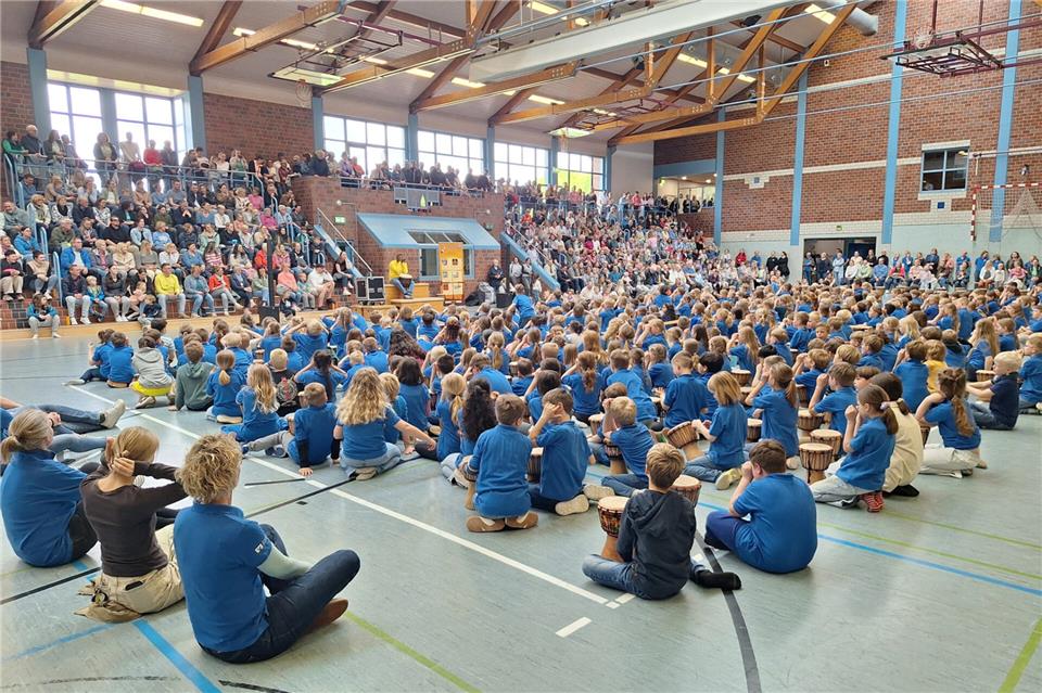 „Komm, wir gehen nach Tamborena, alle Kinder dieser Welt!“, schallte es aus etwa 400 Kehlen durch die Zweifachsporthalle in Raesfeld. Dort hat es die Abschlussvorstellung des Projekttages gegeben.