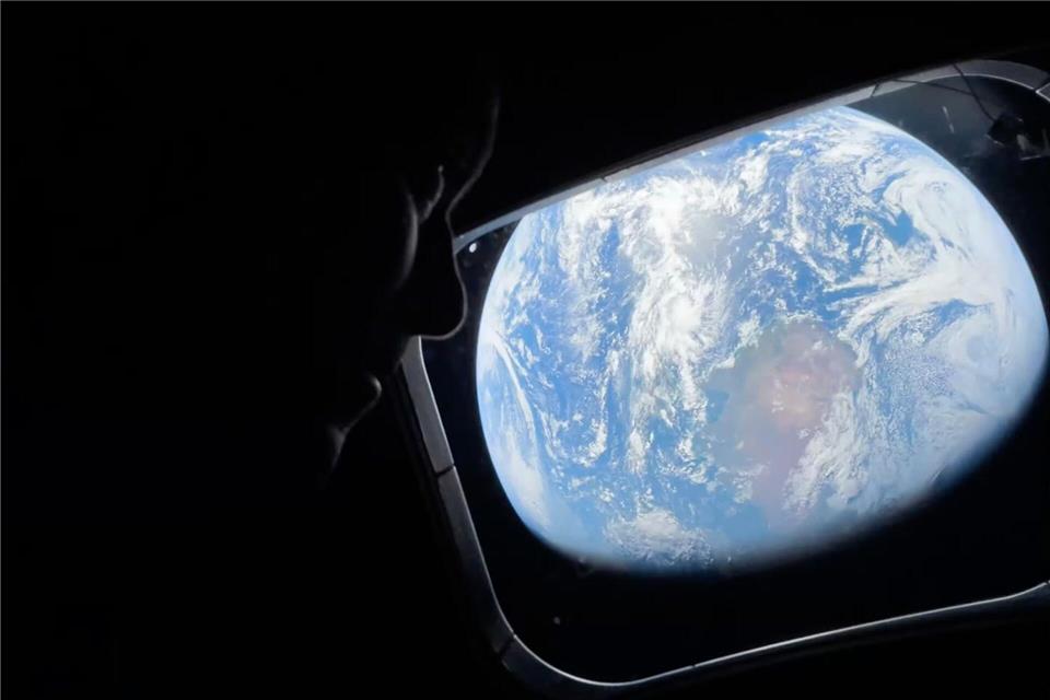 Kommandant Reid Wiseman blickt während der Artemis II-Mission aus dem Fenster.Uncredited/NASA/AP/dpa