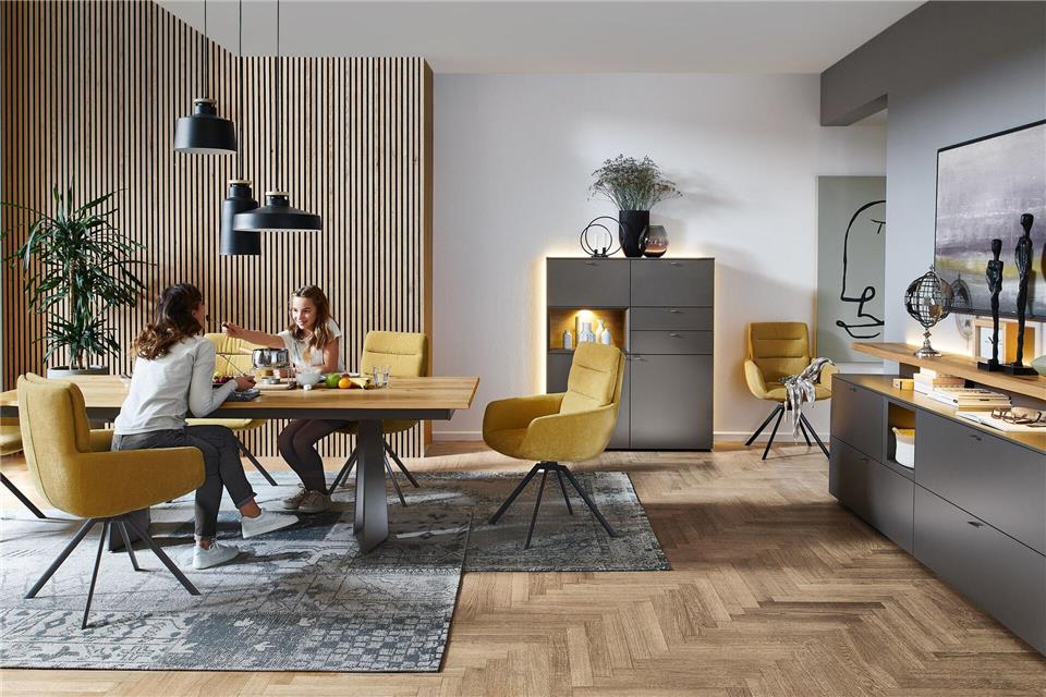 Flauschiges für Wand und Boden: Teppichtipps fürs Zuhause Kommen am besten alle auf einen Teppich: Esstisch und dazugehörige Stühle. Hier ein Einrichtungsbeispiel von Venjakob Möbel.Venjakob Möbel/VDM/dpa-tmn