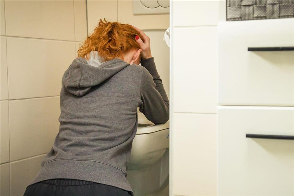 Noroviren, Ehec und Co.: Wann wird Durchfall gefährlich? Kommen bei Brechdurchfällen Beschwerden wie starke Kreislaufprobleme, Schwindel oder Fieber hinzu, ist es ratsam einen Arzt aufzusuchen.Christin Klose/dpa-tmn