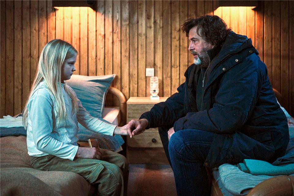 Kommissar Friedemann Berg (Hans-Jochen Wagner) ist der einzige, zu dem Eliza (Hanna Heckt) Zutrauen fasst. Benoît Linder/SWR /dpa