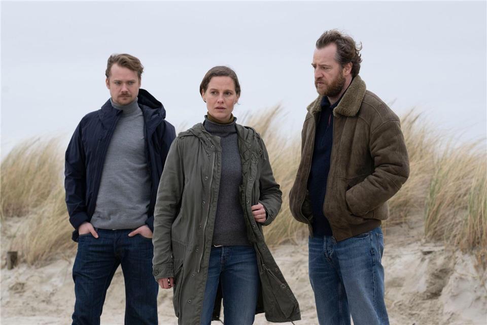 Kommissarin Ann Kathrin Klaasen (Picco von Groote, M.) und ihr Lebens- und Arbeitspartner Frank Weller (Tom Radisch, r.) ermitteln gegen Dr. Bernhardt Sommerfeldt (Sven Schelker, l.)Michael Ihle/ZDF/dpa