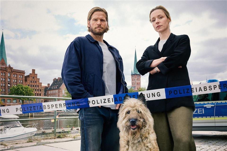 Kommissarin Hannah Voigt (Friederike Linke) und Sozialarbeiter Eric Seeler (Sebastian Ströbel) lösen ihren ersten Fall in dem Krimi „Einsatz Seeler - Ein Lübeck-Krimi“. (Handout)Sandra Hoever Photography/RTL/dpa