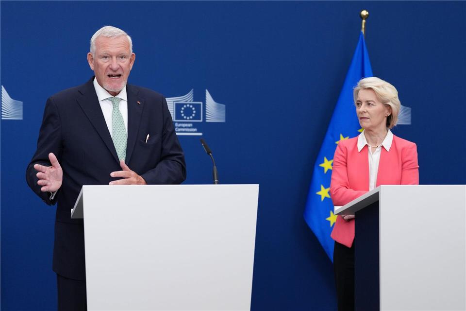 Kommissionspräsidentin Ursula von der Leyen erhält den Bericht.Marius Burgelman/AP/dpa
