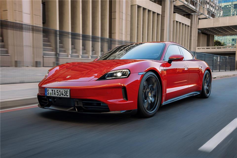 Kommt auf Wunsch mit E-Shift-System: der Porsche Taycan.Porsche AG/dpa-tmn