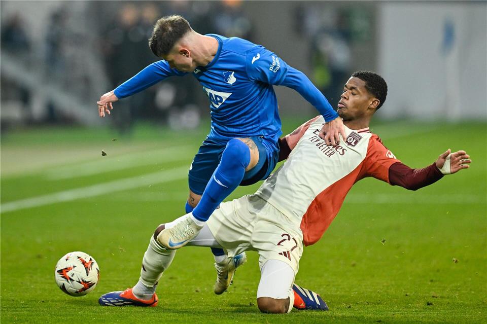 Kommt aus Frankreich zum HSV: Warmed Omari (r).Uwe Anspach/dpa