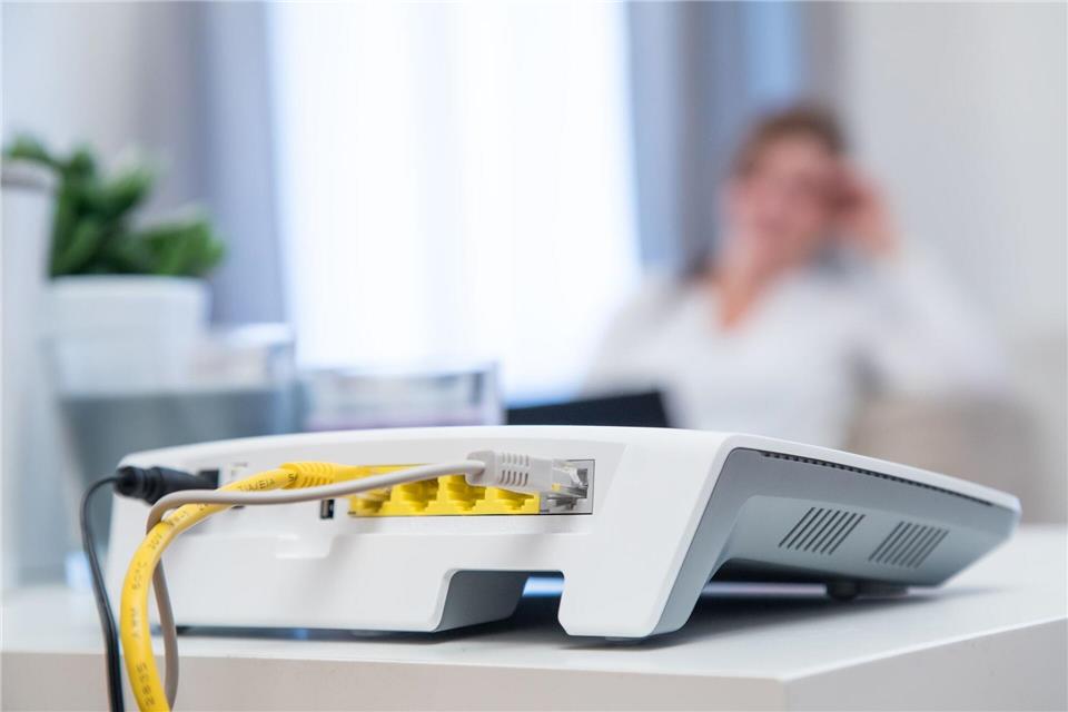 Kommt der Glasfaseranschluss, kann der alte Router (Bild) oft stehen bleiben, wenn er mit einem neuen Modem verbunden wird.picture alliance/dpa/dpa-tmn