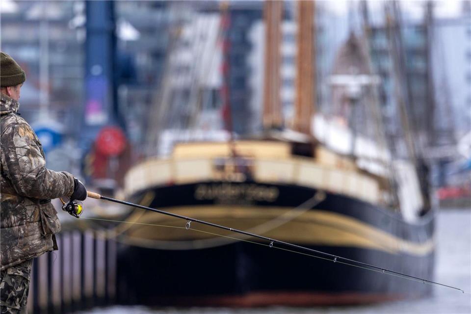 Kommt der Hering werfen auch die Angler ihre Angeln aus.Jens Büttner/dpa