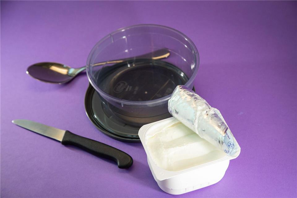 Kommt der Quark dank eines Messers leichter aus der Packung?Christin Klose/dpa-tmn