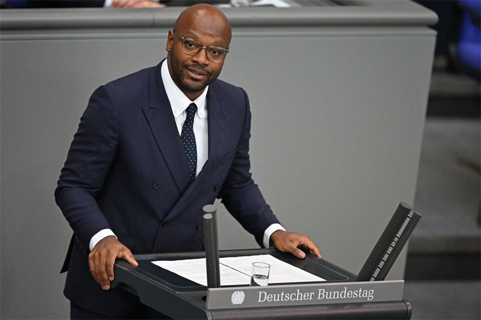 Kommt der Tankrabatt auch bei den Verbrauchern an? Ja, sagt SPD-Politiker Armand Zorn. (Archivbild)Michael Brandt/dpa