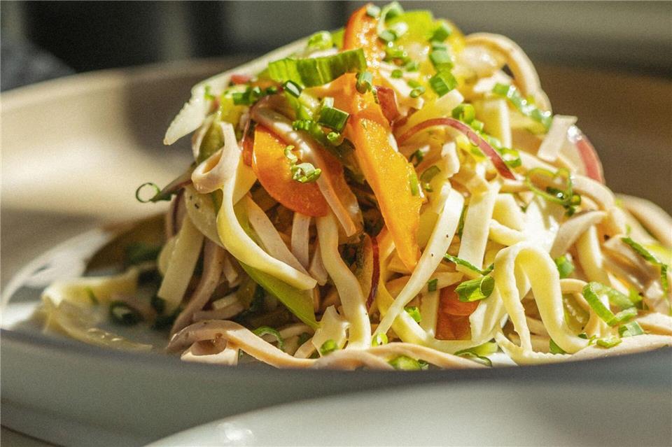 Kommt einem spanisch vor? Wurstsalat mit Frühlingszwiebeln kann auch in Form von einem Tapas-Salat zubereitet werden. Tom Herion/ars vivendi/dpa-tmn