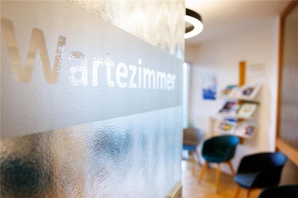Kommt es durch das Gesundheitssparpaket zu weiteren Terminengpässen und längeren Wartezeiten? Die Kassenärzte warnen davor. (Symbolbild)Daniel Karmann/dpa