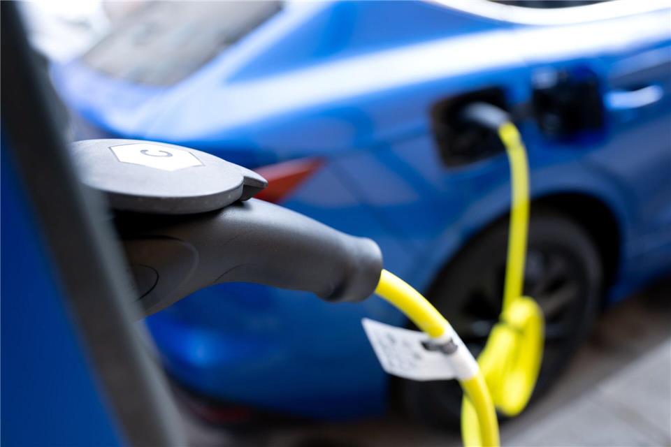 Kommt es zum Brand, sind E-Autos mitunter schwierig zu löschen. Thüringens Feuerwehrchef sieht die Wehren im Land aber gut vorbereitet. (Archiv-Symbolfoto)Sven Hoppe/dpa