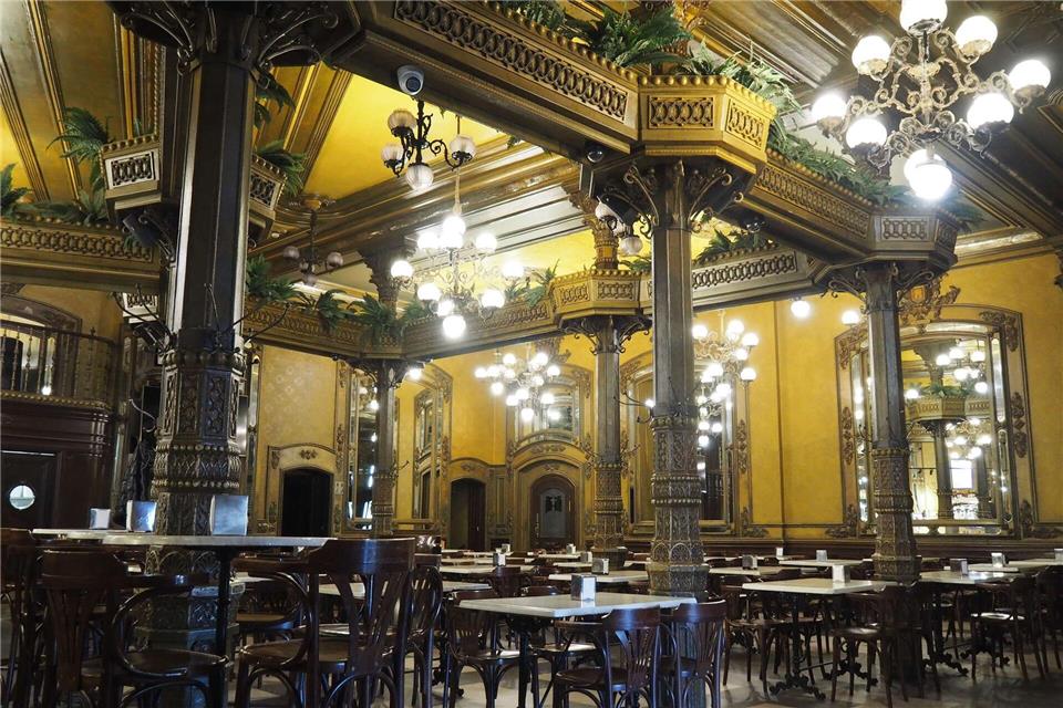Kommt im Roman vor: das „Café Iruña “, wo Hauptfigur Jake Barnes zum Kaffee einkehrte.Andreas Drouve/dpa-tmn