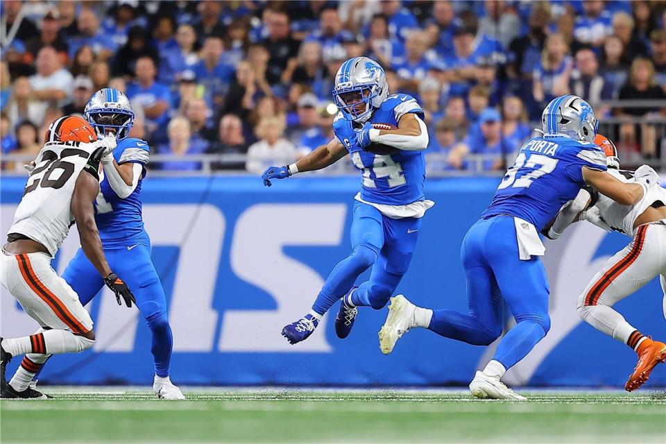 Kommt nach vier Spielen schon auf sechs Touchdowns: Amon-Ra St. Brown (Mitte).Rey Del Rio/FR171574 AP/AP/dpa