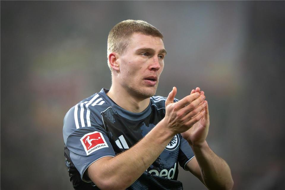 Kommt wieder auf die Beine: Eintracht-Profi Rasmus Kristensen. (Archivbild)Soeren Stache/dpa