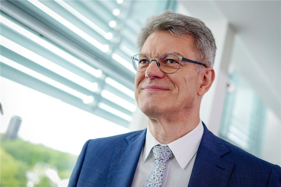 Kommt zum Spatenstich zum Weiterbau der A20 nach Bad Segeberg: Bundesverkehrsminister Patrick Schnieder. (Archivbild)Kay Nietfeld/dpa