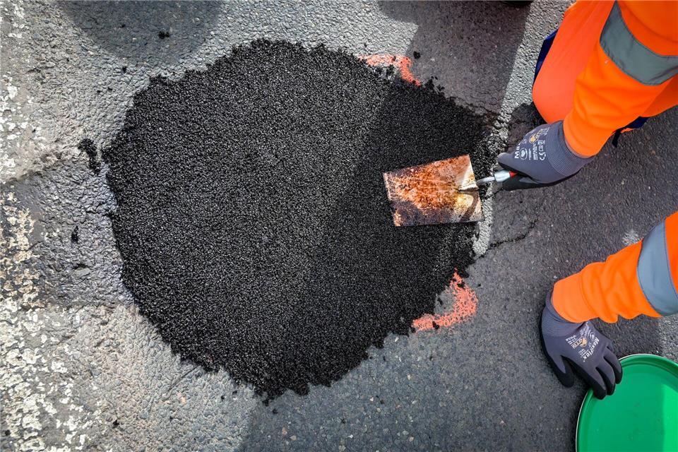 Kommunen in Sachsen-Anhalt haben ihre Ausgaben für Straßen, Schulen und andere Baumaßnahmen im vergangenen Jahr reduziert. (Symbolbild)Heiko Rebsch/dpa