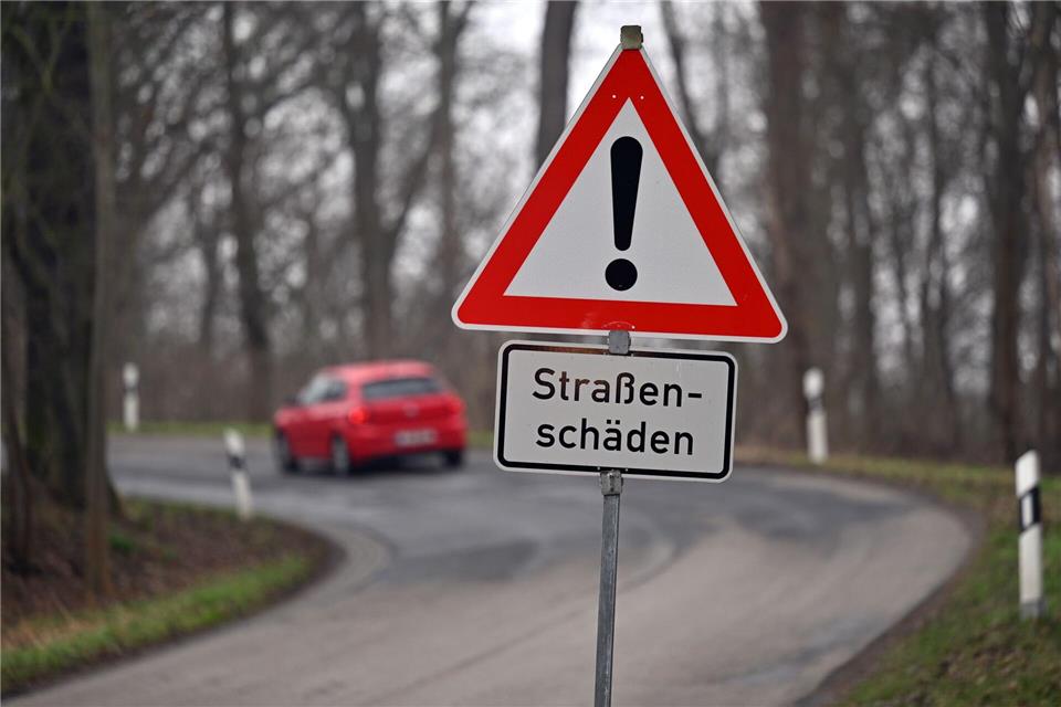 Kommunen in Thüringen haben ihre Ausgaben für Straßen, Schulen und andere Baumaßnahmen im vergangenen Jahr reduziert. (Symbolbild)Martin Schutt/dpa