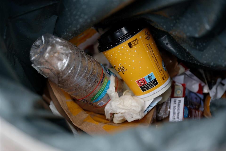 Kommunen können auf Einweg-Verpackungen eine Steuer erheben. (Symbolbild) Henning Kaiser/dpa