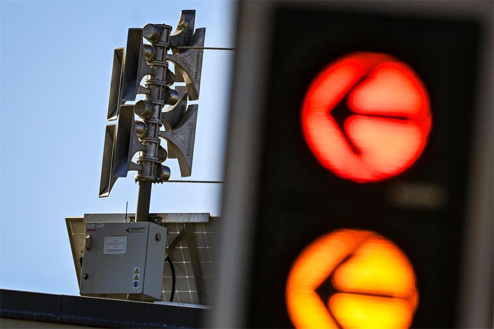 Kommunen können sich freiwillig am Warntag beteiligen und etwa Sirenen oder Lautsprecherfahrzeuge einsetzen. (Symbolbild)Jens Kalaene/dpa