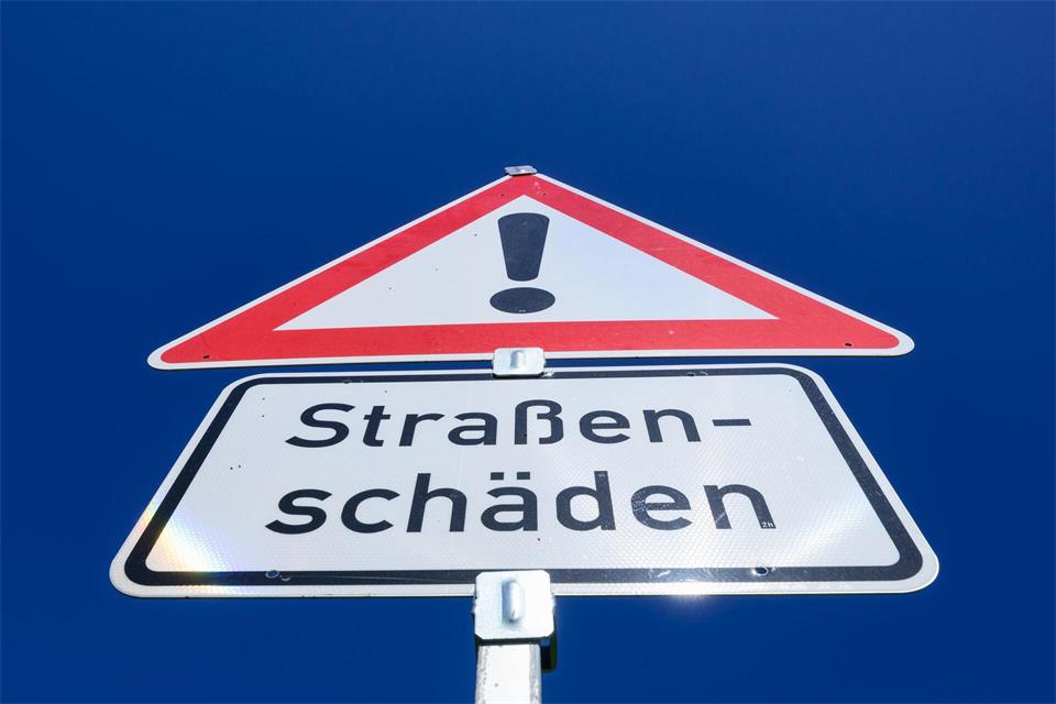 Kommunen müssen viel Geld in die Instandsetzung von Straßen investieren. (Symbolbild)Patrick Pleul/dpa