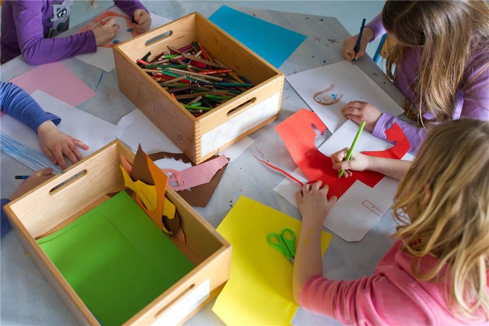 Kommunen müssen viele Aufträge vergeben - auch etwa für die Sanierung von Grundschulen. (Symbolbild)Uwe Anspach/dpa