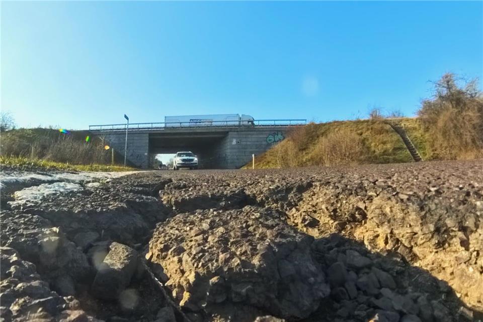 Kommunen sehen nach dem Winter zwar vermehrt Schlaglöcher auf Straßen - nicht aber auf Brücken. (Archivbild)Simon Kremer/dpa