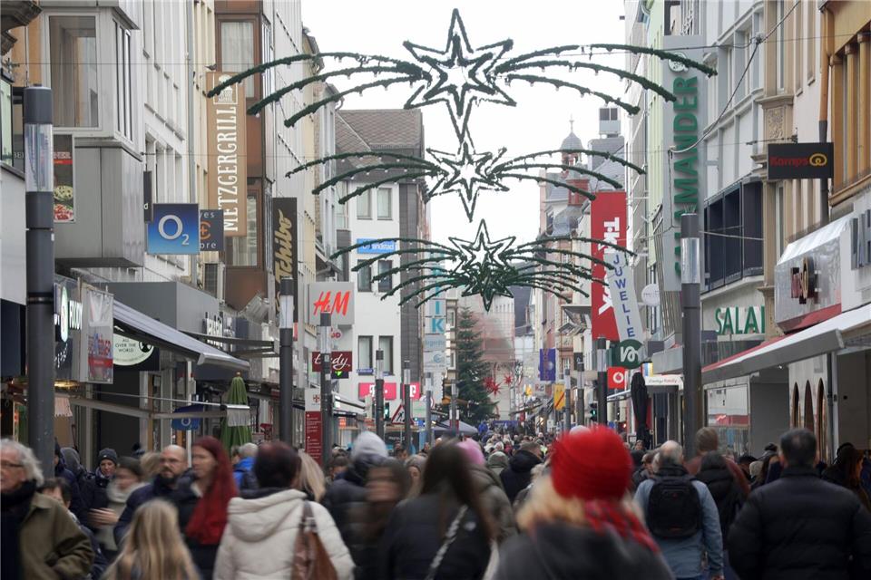 Kommunen unternehmen eine Menge, um ihre Innenstädte attraktiver zu machen, gerade in der für den Handel so wichtigen Vorweihnachtszeit. (Archivfoto)Thomas Frey/dpa