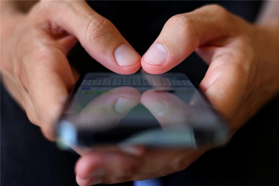 Zufriedener durchs Internet? Vielleicht immerhin die Älteren Kommunikation, Information, Unterhaltung - es gibt viele Gründe aufs Handy zu schauen. (Symbolbild) Karl-Josef Hildenbrand/dpa