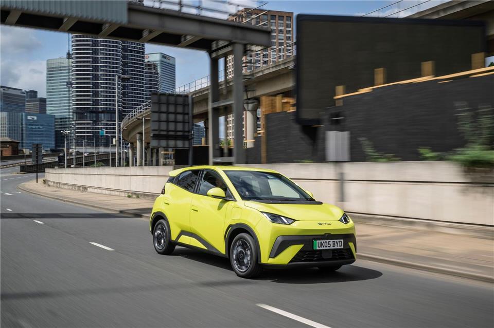 Kompakt und alltagstauglich: Der BYD Dolphin Surf bietet Platz für vier Personen und überzeugt mit einem großzügigen Innenraum trotz seiner kompakten Maße.BYD/dpa-tmn