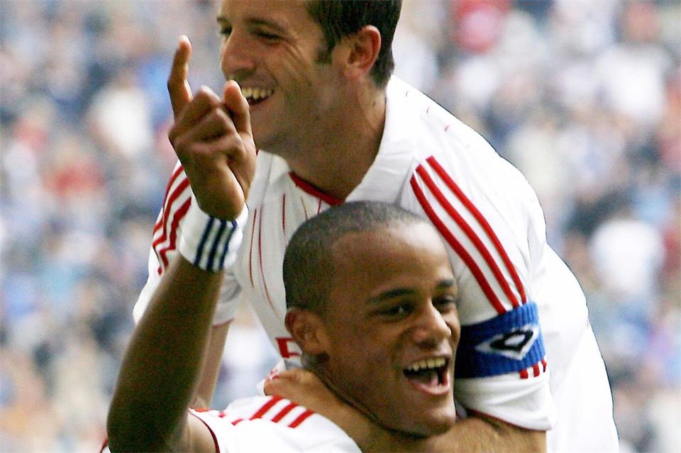 Kompany (vorne) und van der Vaart spielten zusammen für den HSV. (Archivbild)Maurizio Gambarini/dpa