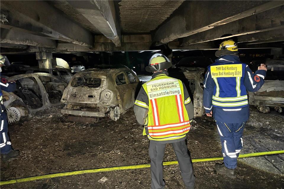 Komplett ausgebrannt: Einsatzkräfte der Feuerwehr und des THW begutachteten die von einem Feuer beschädigten Fahrzeuge im Parkhaus. (Archivbild)Mike Seeboth/dpa