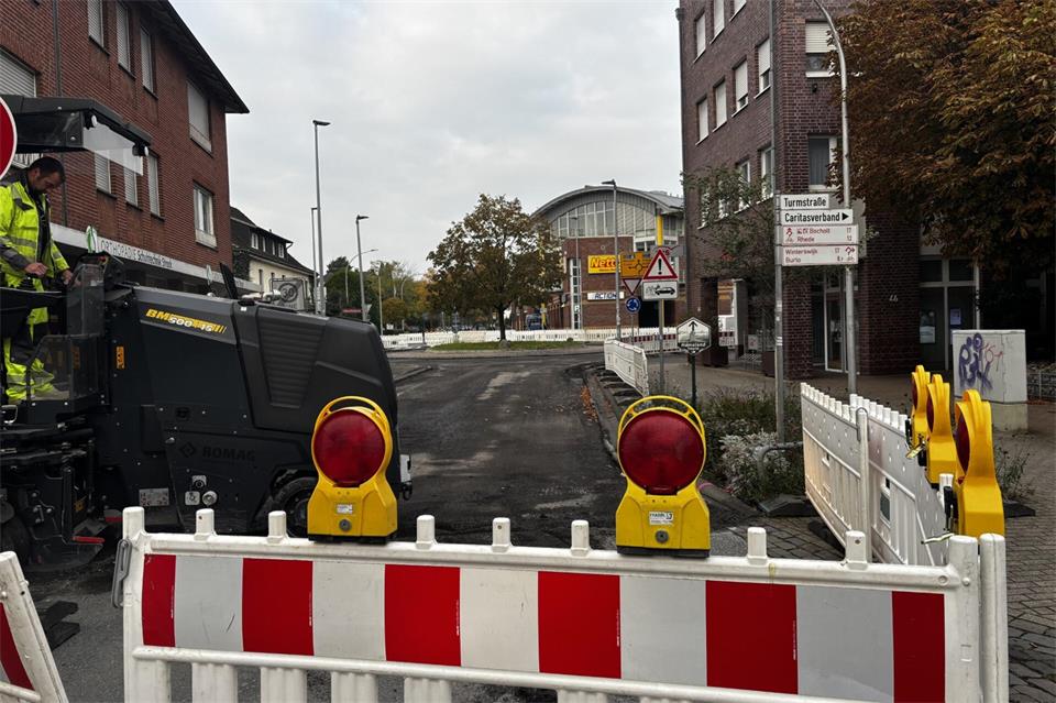 Komplett saniert wird der „Einhaus-Kreisel“. Daher ist die Brinkstraße aus Richtung Westen derzeit gesperrt.