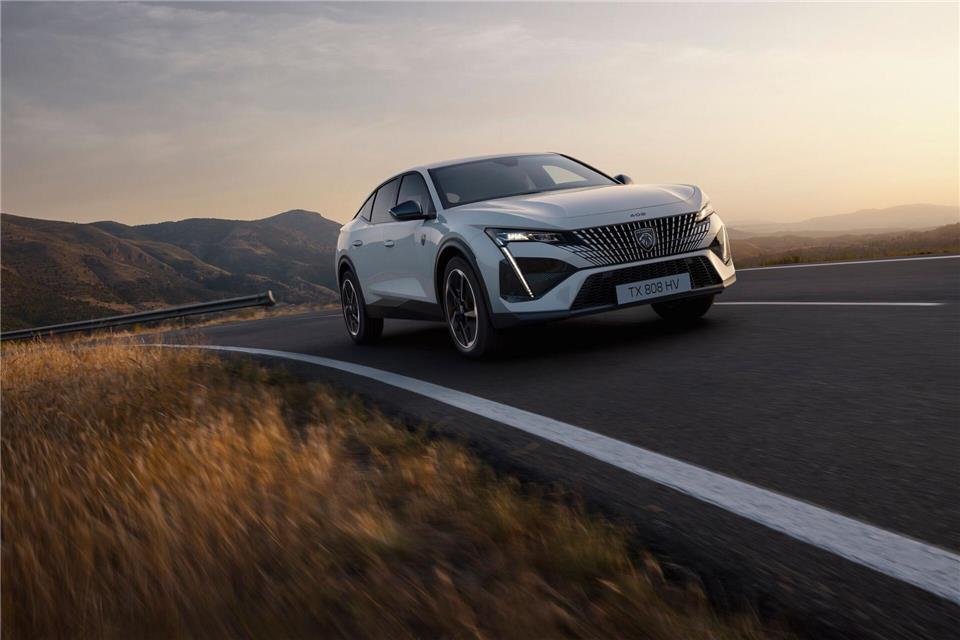 Komplett unter Strom: Mit dem E-408 bietet Peugeot neben seinen Hybrid-Modellen nun auch eine vollelektrische Variante des Fünftürers an.Cédric Viollet/Continental Productions/Peugeot/dpa-tmn