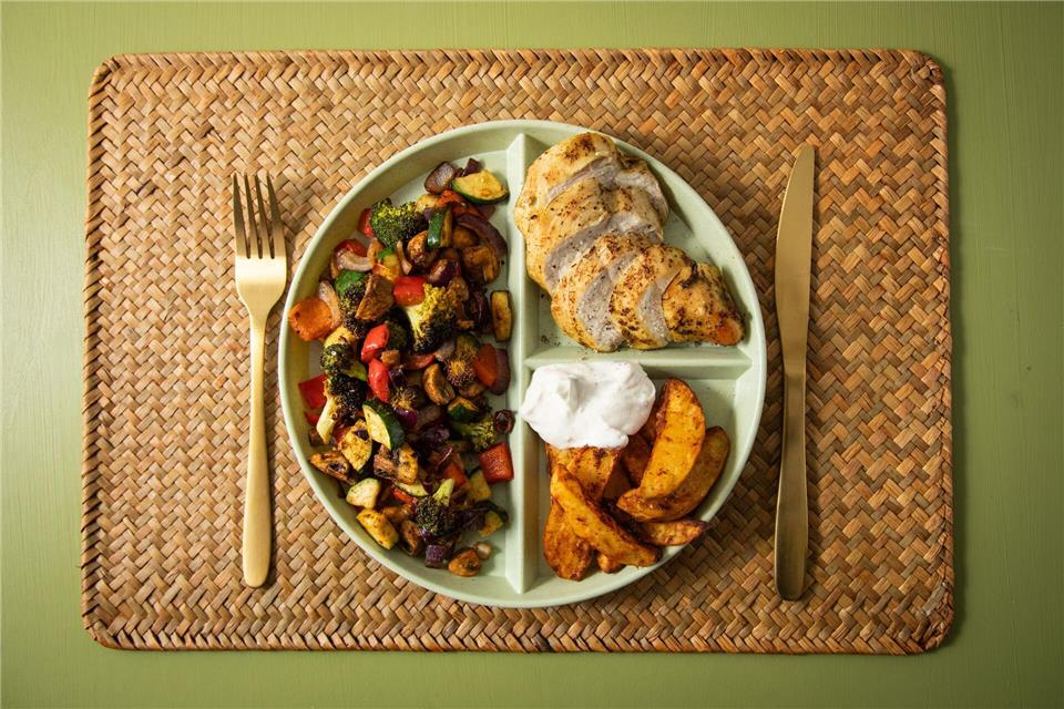 Kompliziert muss gesunde Ernährung gar nicht sein. Was oft schon ausreicht: die einzelnen Komponenten in ein cleveres Verhältnis setzen. Christin Klose/dpa-tmn