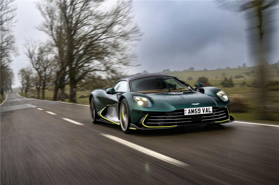 Kompromissloser Rennwagen im Korsett der Straßenverkehrsordnung? Nein, dieser Aston Martin mutet an wie ein Gran Turismo, der mit enormen Leistungsreserven unterwegs ist.Andy Morgan/Aston Martin/dpa-tmn