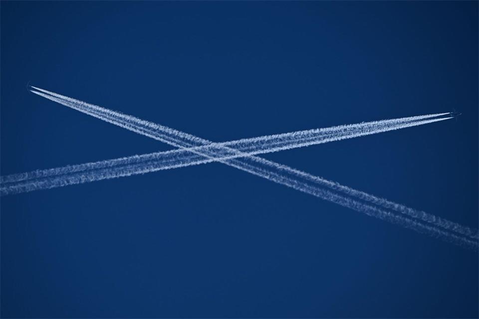 Kondensstreifen können Schleierwolken erzeugen, die zur Erderwärmung beitragen. (Symbolbild) Arne Dedert/dpa