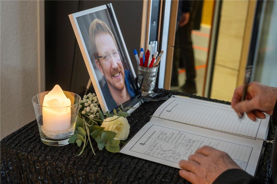 Kondolenzbuch für den gestorbenen Bürgermeister Christian Mauch. Stefan Puchner/dpa