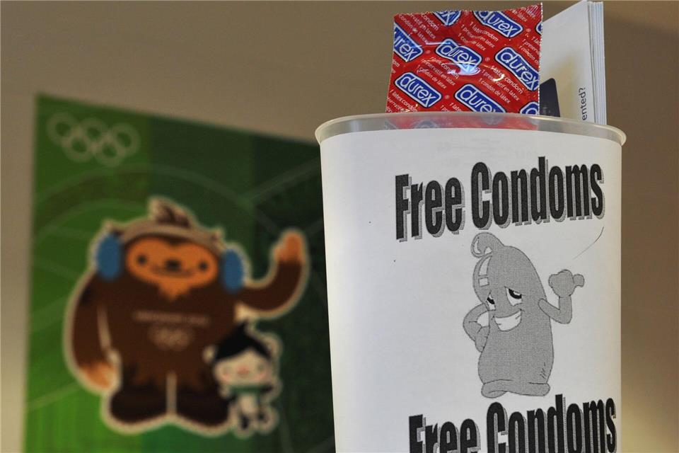 Kondome bei Olympia haben eine lange Tradition - hier bei den Winterspielen von Vancouver 2010. (Archivbild)Peter Kneffel/dpa