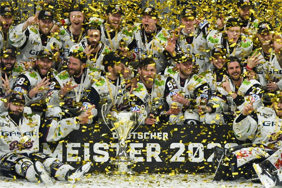 Konfetti für den Meister: Die Eisbären Berlin haben es wieder geschafft.Florian Wiegand/dpa